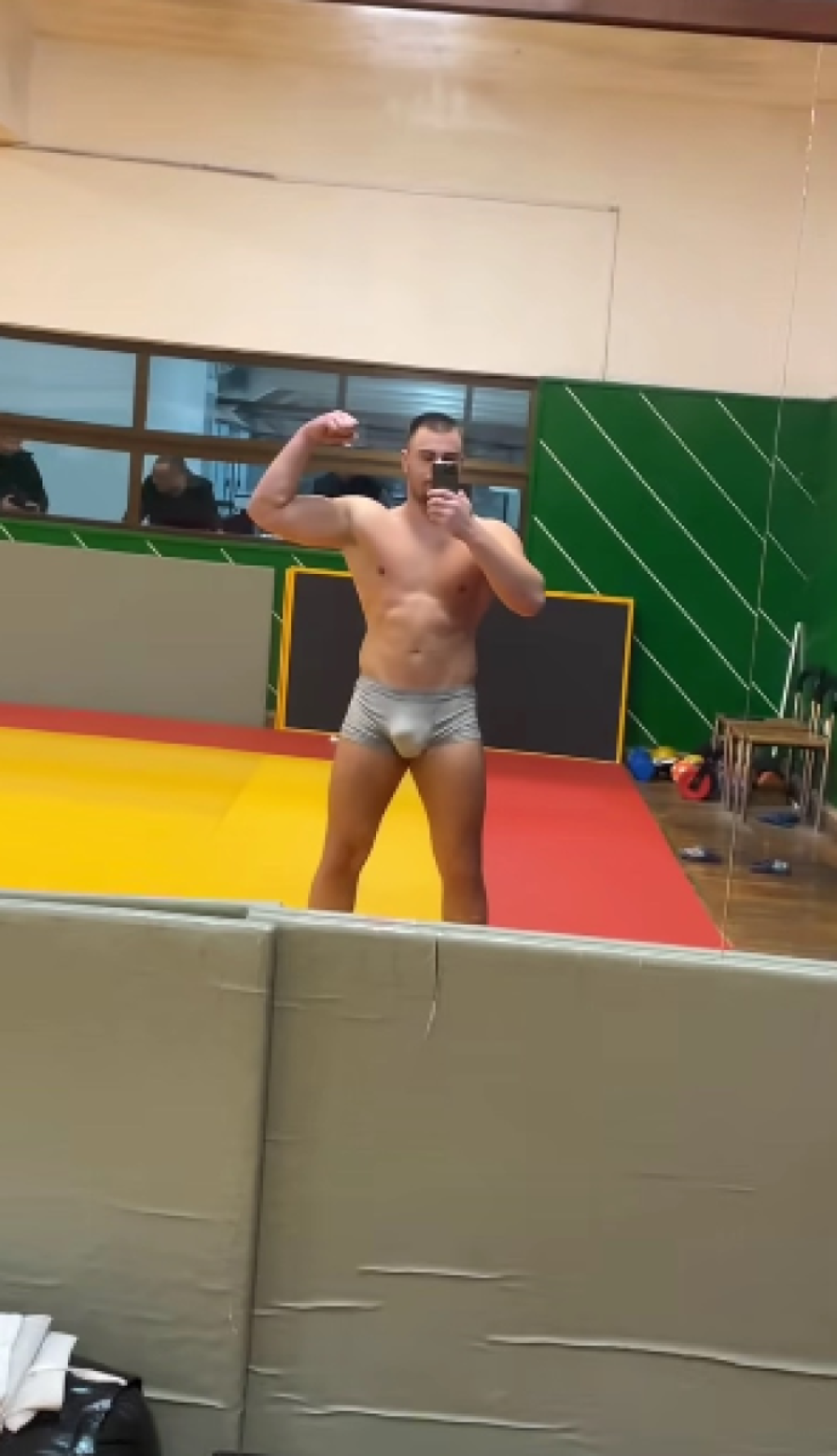 Starije žene mu šalju eksplicitne fotke, a on sad objavio zabranjene kadrove - Šokirao veličinom svog "druga" (FOTO)