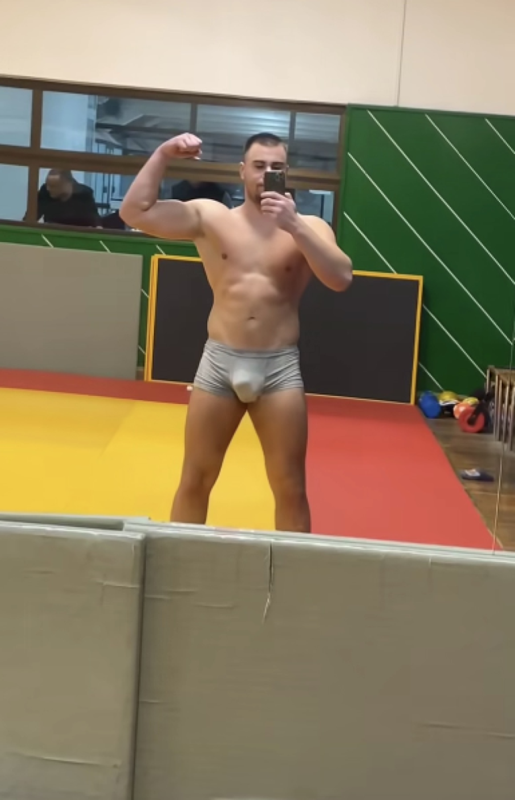 Starije žene mu šalju eksplicitne fotke, a on sad objavio zabranjene kadrove - Šokirao veličinom svog "druga" (FOTO)