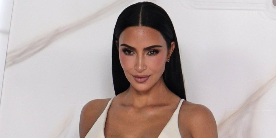 Haljina joj jedva držala grudi: Kim Kardašijan šokirala vrelim izdanjem - Dekolte do pupka (FOTO)