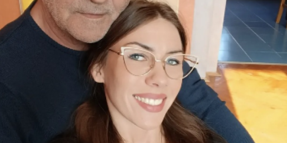 Ruka penzionera preko mladih grudi! "Miljenica deka" ponovo u vezi - Pogledajte samo đuvegiju (FOTO)