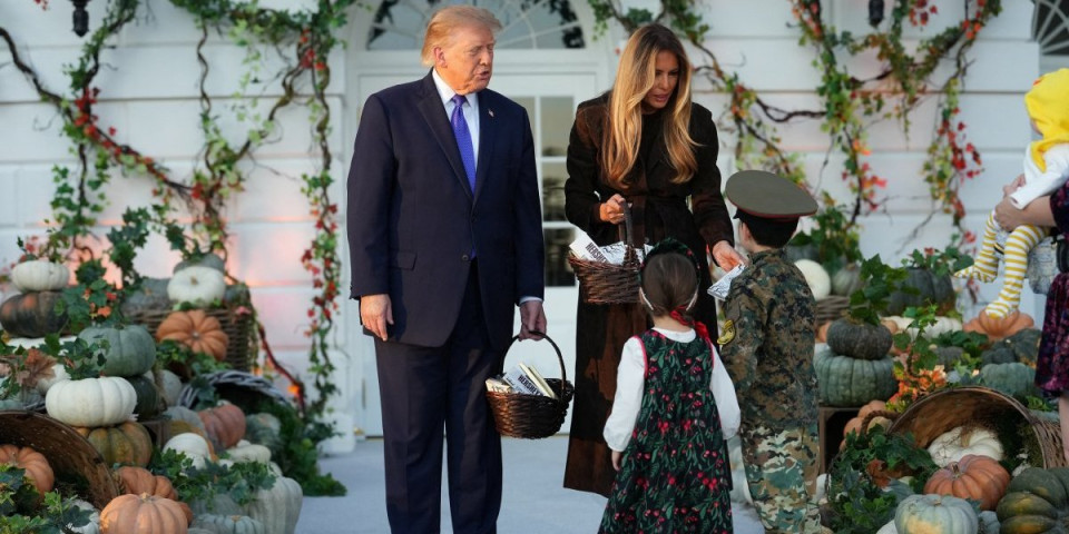 (VIDEO) Putin se valja od smeha! Sovjetska uniforma za Noć veštica podigla prašinu: Tramp i Melanija delili slatkiše, a onda...