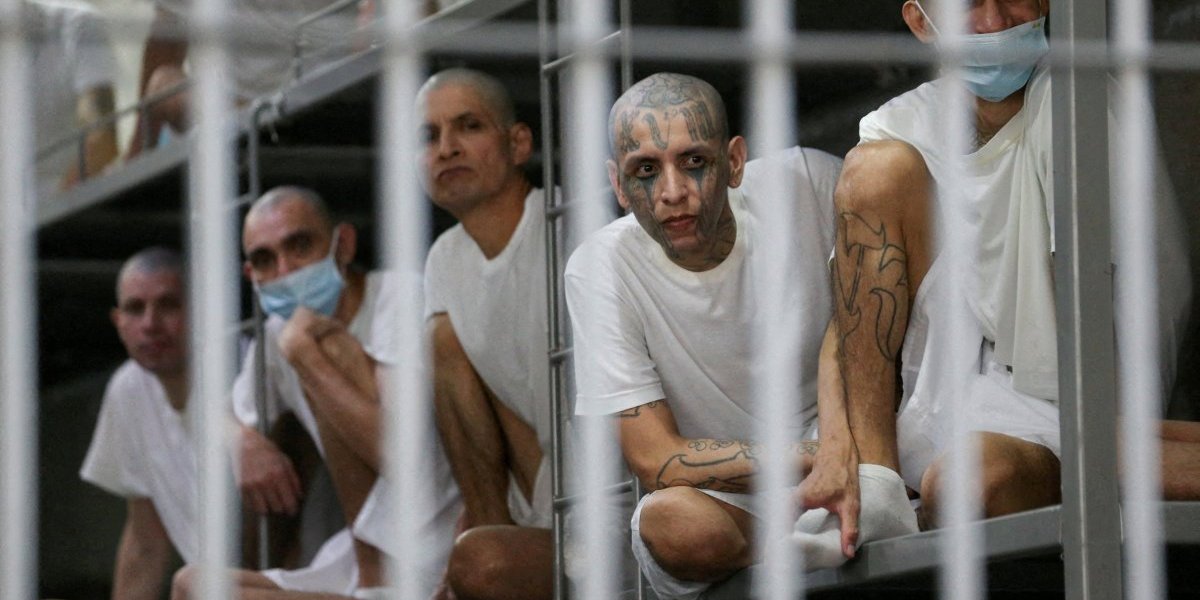 Peru El Salvador Zarobljenici kroz rešetke