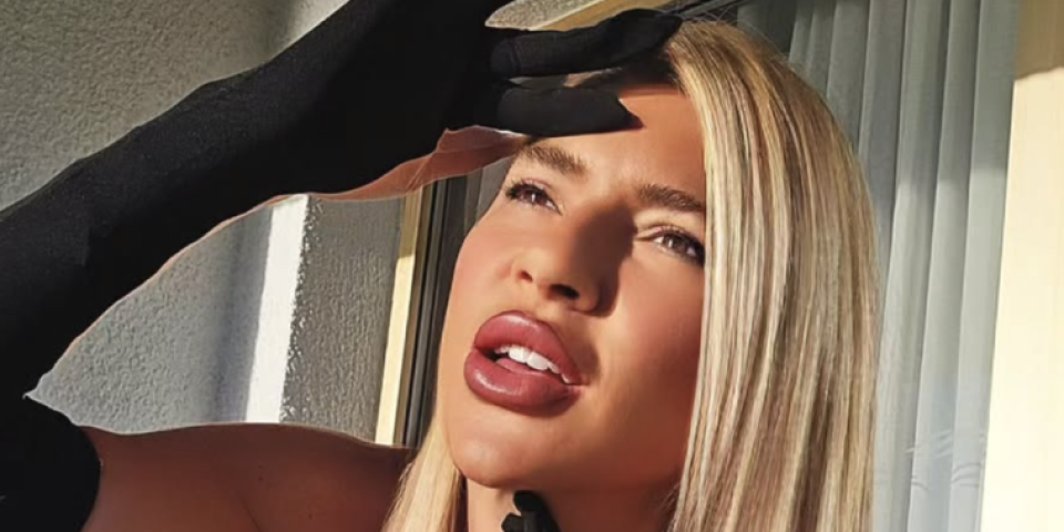 Duboki prorez na intimi! Jovana baca Srbe u trans - Seksi kadrovi iz hotelske sobe zadaju muke