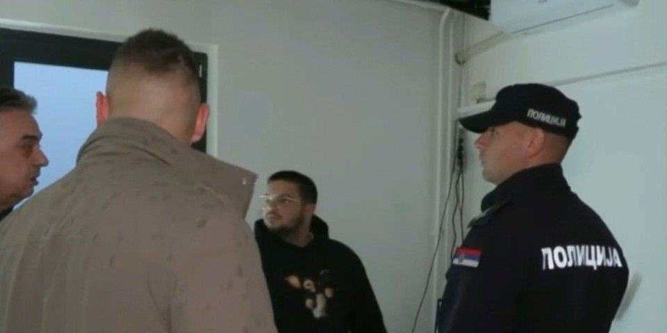 Nastavlja se blokaderski progon! Policija upala u zgradu Niš TV - Uhapšen sin glavnog i odgvornog urednika