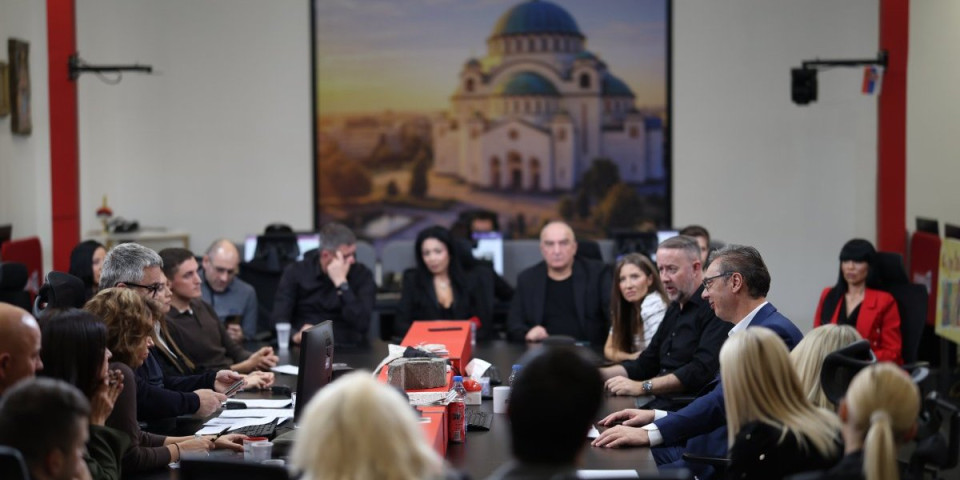 Samo na Informer TV! Pogledajte kako članovi SNS širom Srbije večeras prate intervju sa Vučićem (FOTO/VIDEO)