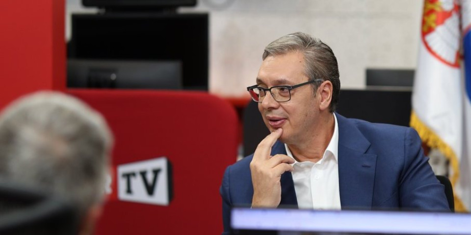 "Snimaju tuđu decu i crtaju mete na domovima!" Vučić: Kakvu smo mi fukaru doveli da vlada (FOTO/VIDEO)