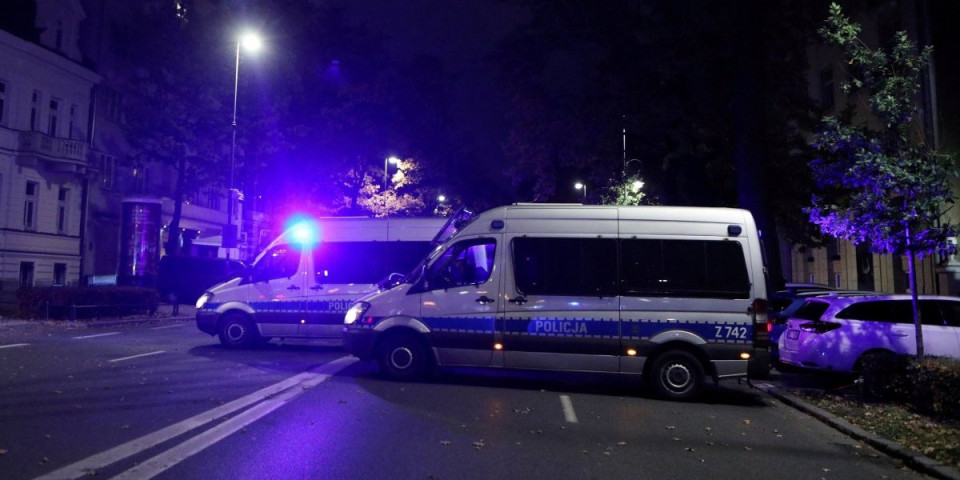 Skandal u Varšavi! Imao je nož, pištolj i drogu: Policija momentalno uhapsila maskiranog napadača ispred Ustavnog suda