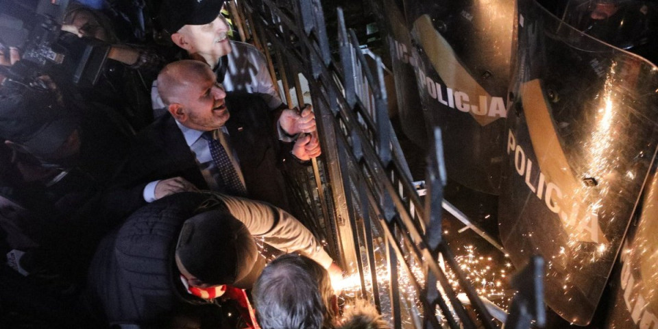(FOTO) Procurilo tajno naređenje vrha policije! Drama u Poljskoj, satima cirkuliše misteriozno pismo