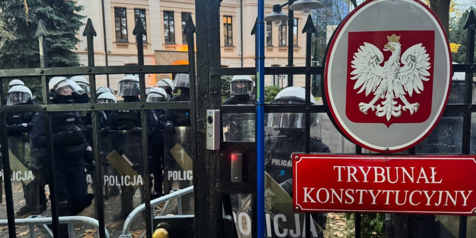 (VIDEO) Alarmantno u Poljskoj! Demonstranti se okupili, kordon policije opasao zgradu Ustavnog suda: Očekuje se paklena noć